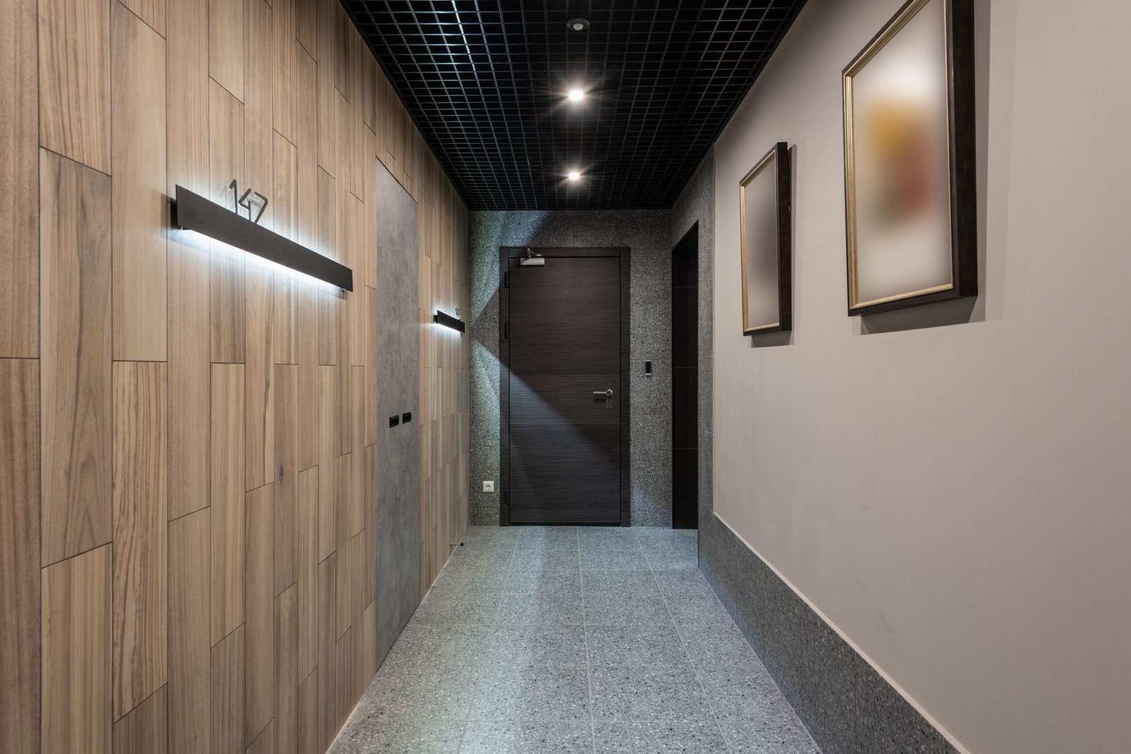 Nowoczesne oświetlenie sufitowe w jasnym przedpokoju z liniowymi lampami LED i punktowymi reflektorami